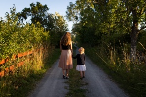 Jobb anyák lesznek a tinédzserekből, mint akik a 30-as éveikben szülnek - állítja egy fiatal nő
