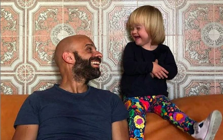 20 családnak nem kellett a Down-szindrómás kislány, végül egy szingli férfi fogadta örökbe