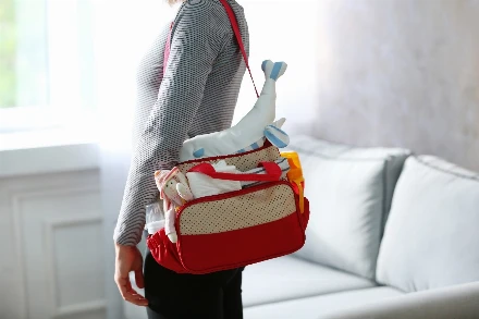 A női neszesszer csodái: mit rejt egy kisgyermekes anyuka táskája? 