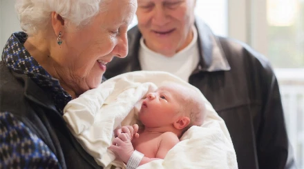 A tudósok bebizonyították: az unokákra való vigyázás meghosszabbíthatja a nagyszülők életét!