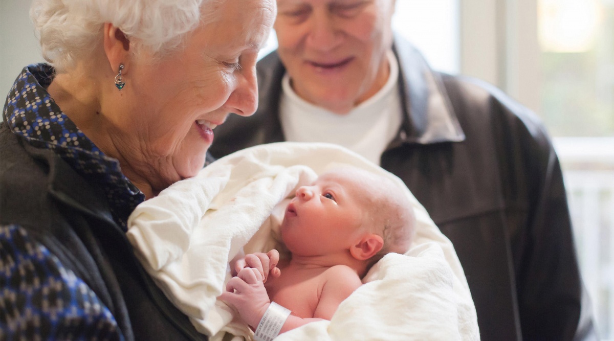 A tudósok bebizonyították: az unokákra való vigyázás meghosszabbíthatja a nagyszülők életét!