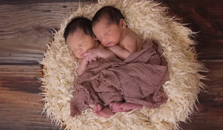 Csak 30 perc van közöttük, mégis különböző évtizedben születtek az ikrek