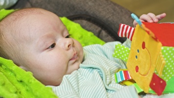 Miért jelentős fejlődés állomás a bugyborékolás a kisbabák életében? – Egyetlen buborék sem véletlen, amelyet kisbabád kifúj