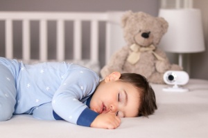 A tudomány is azt igazolja, amit már tudunk: ha következetesen betartatjuk a lefekvés szabályait, idejét, az elősegíti, hogy gyermekeink többet aludjanak és egészségesebbek legyenek