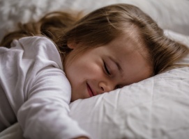 A tudomány is azt igazolja, amit már tudunk: ha következetesen betartatjuk a lefekvés szabályait, idejét, az elősegíti, hogy gyermekeink többet aludjanak és egészségesebbek legyenek