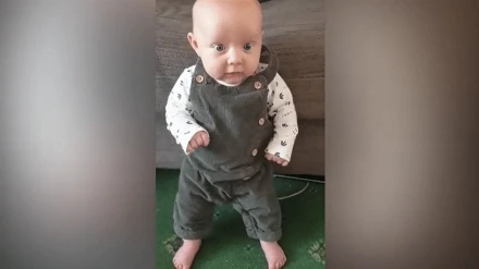 Döbbenten nézték a szülők, hogy kislányuk már 8 hetesen fel tudott állni