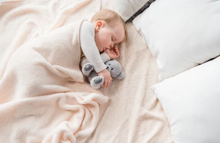 Elárulta a szakértő, ezért veszélyes egy ágyban aludni a babával