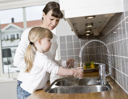 Elegendő mennyiségű folyadékot fogyaszt gyermekünk?  Mikre figyeljünk? - A vízfogyasztásról testünk jelzései alapaján