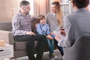 Ügyészségi vizsgálat nyomán örökbefogadhattak egy gyermeket nevelőszülei