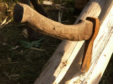 Fejszével támadt iskolatársaira egy nyitranováki diák