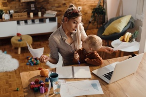 Teljes munkaidőben dolgozik a kisgyermekes anyák többsége