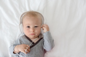 Felejtsd el a bébi Mozartot! Ezekre a zenékre alszanak legkönnyebben a csecsemők - Friss kutatás