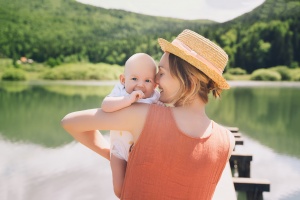 Így óvjuk babánk bőrét, legfőképpen nyáron: fényvédő kisokos édesanyáknak