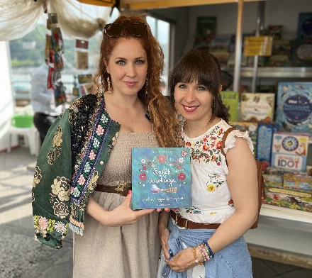 A dinoszauruszok és balerinák mellett a magyar népzene szeretete is békésen megfér