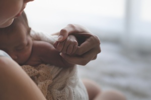 „Attól még, mert valaki igény szerint szoptat, meg hordoz, még lehet elhanyagoló szülő.” – interjú Bojti Andival a magabiztos szülőségről