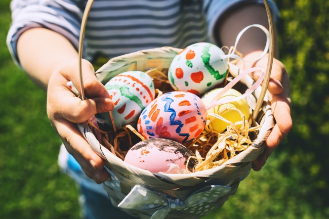 Egyszerű tojásfestő technikák húsvétra – a gyerekek is segíthetnek!