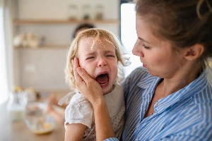 Normális, hogy a babám dühösnek tűnik?