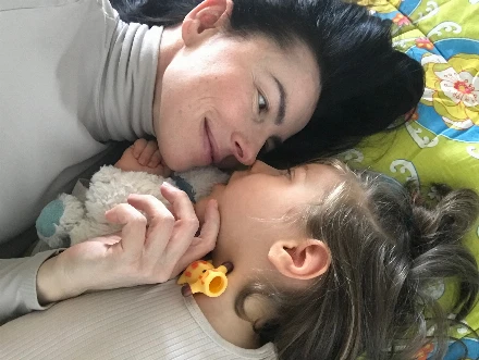 Lépj be egy másik világba: mindennapjaink szépségei és nehézségei egy súlyosan, halmozottan sérült kislánnyal