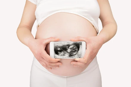 Videón, ahogy a 38 hetes magzat megpróbál felállni a pocakban