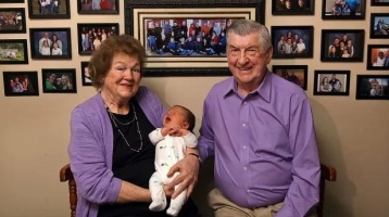 A nagyszülők 60 év együtt töltött idő után üdvözölték a 100. unokát a családban: “Minél több, annál jobb”