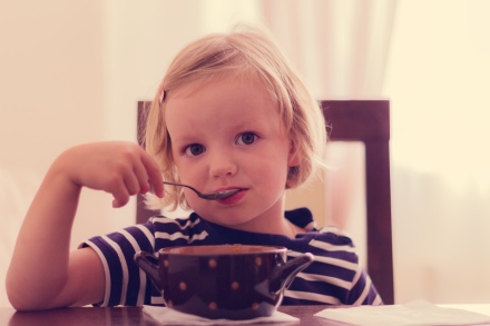 „A hároméves kislányom megeszi az üvegszilánkokat”