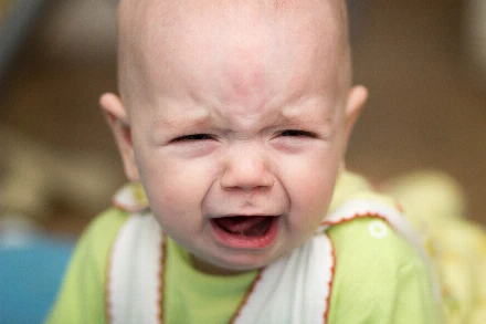 6 hónapos babával ment szórakozni egy 24 éves anya, a baráti társasága kiakadt