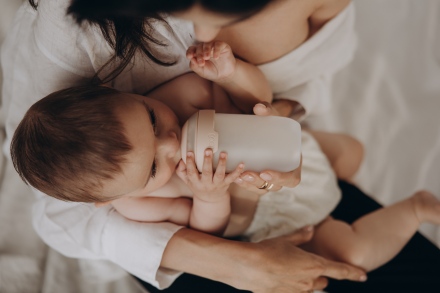 Aggódsz a cumizavar miatt? Ismerd meg a Mammafeelt, mellyel lehetséges a szoptatás és a cumisüveges táplálás kombinálása!