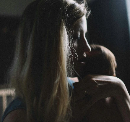 A szembesítés pillanata bénító. Napokra. Belefészkel a tudatodba és ott visszhangzik.