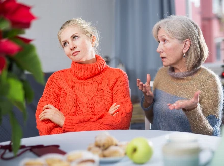 Az anyósom követeli, hogy adjam fel a karrieremet, mert szerinte zavarja a férjemet