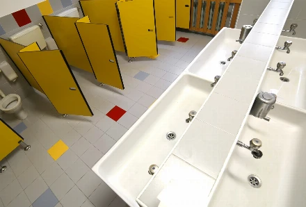 Az iskola vécéjében szült egy tanárnő - az igazgatónő segített neki