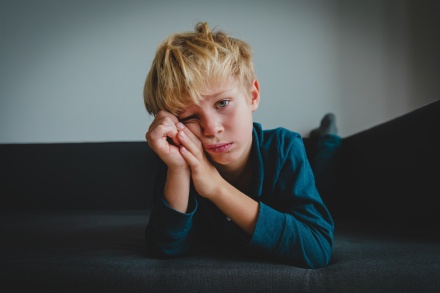 Összetört egy 10 éves kisfiú szíve, mert magányosan ünnepelte a születésnapját – idegenek mentették meg a helyzetet