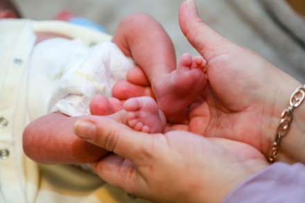 Berontott a szülőszobába az anyósom, hogy elsőként foghassa meg a babámat