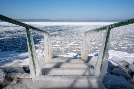 Befagyott a Balaton, már rámehetünk a jégre!
