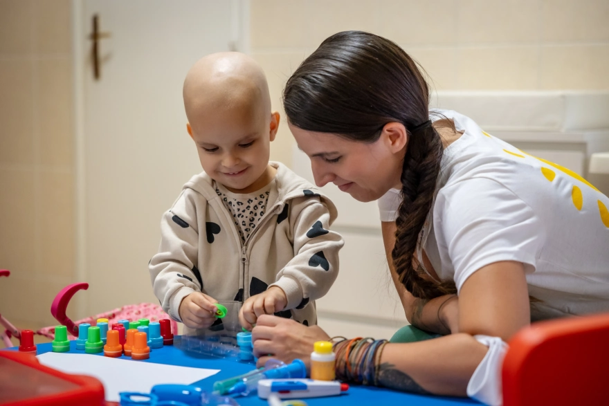 kisgyerek és felnőtt játszik #gyerek #kórház #karácsony #bátor tábor