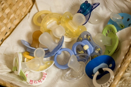 Veszélyes vegyi anyagokat találtak a a babáknak szánt cumikban