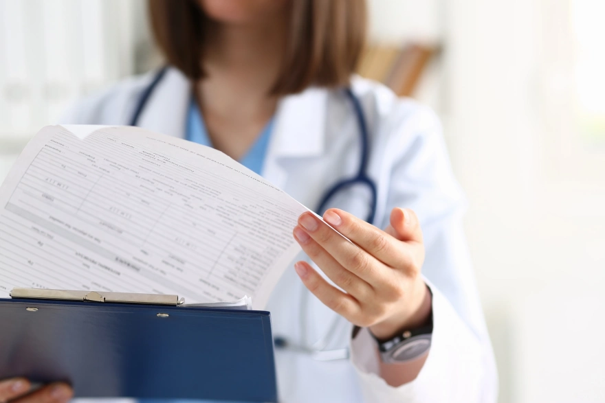 Doktornő leletet néz