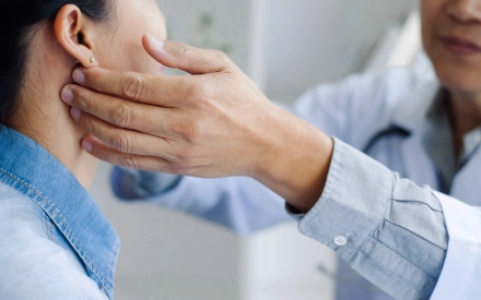 Csomók és duzzanatok a testen: mikor ártalmatlanok, mikor figyelmeztető jelek?