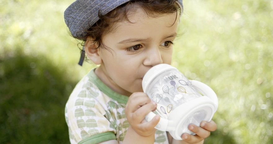 A pohárból ivás elsajátítása fontos mérföldkő a baba önállósodásában. 