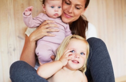 Szoptatás nagytestvér mellett