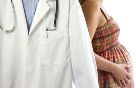 Vádat emeltek tizenegy nőgyógyász és két szülésznő ellen