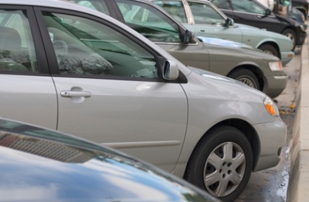 Autók a járdán, babakocsik az úton